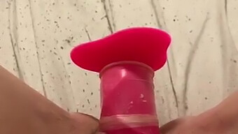 Belle donne grasse amatoriali si dà piacere con un grande dildo