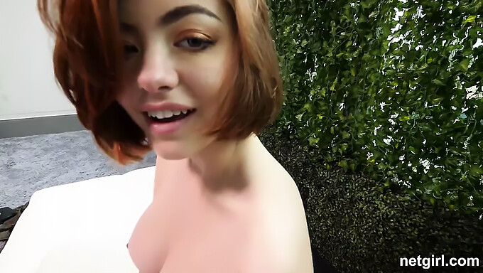 Gadis 18 tahun dilatih oleh PAWG dalam video lesbian antara bangsa